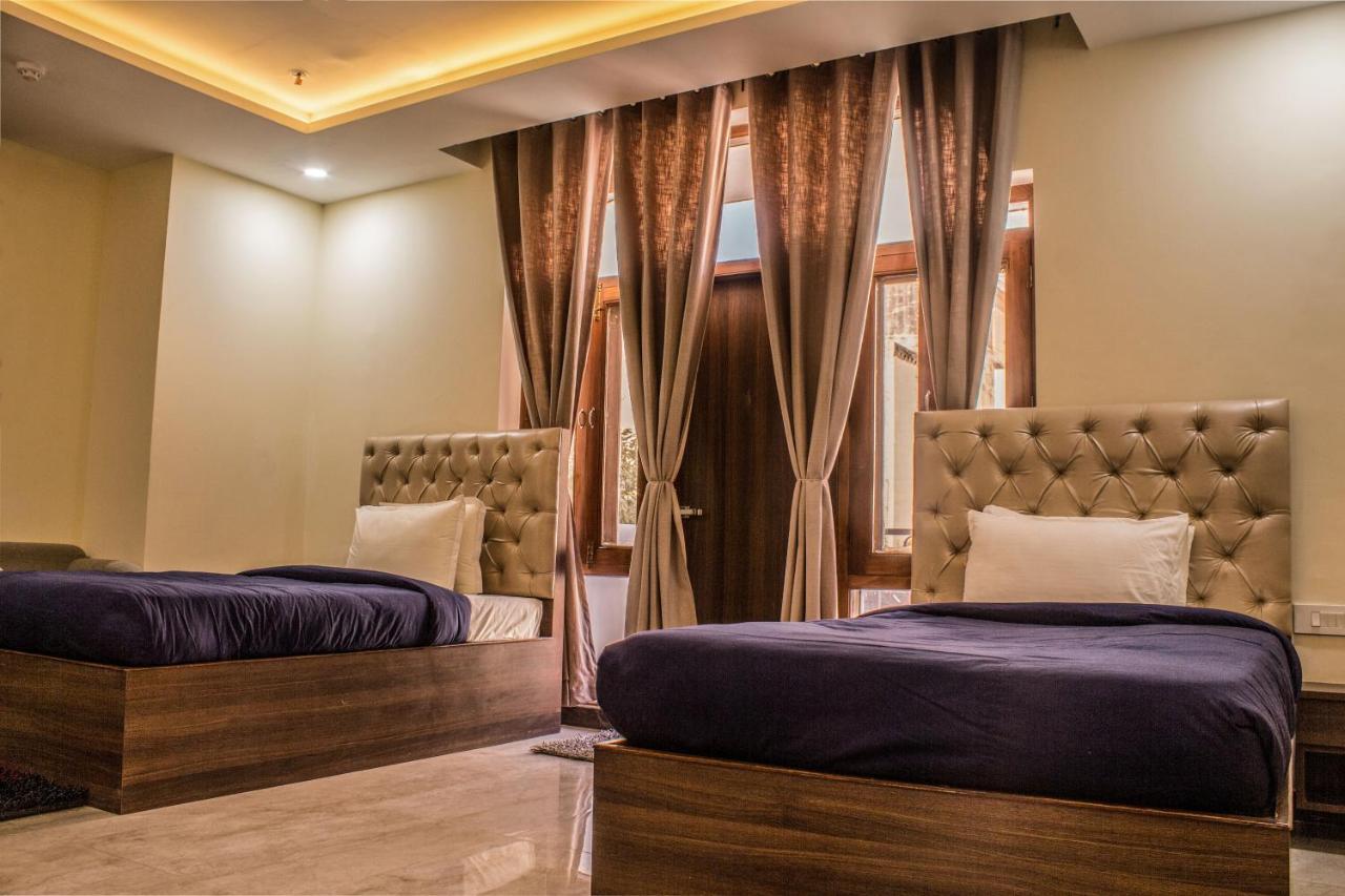 Hotel Lav Kush International *